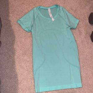 NWOT Swiftly Tech full length t shirt size 4 in Creamy Minr!